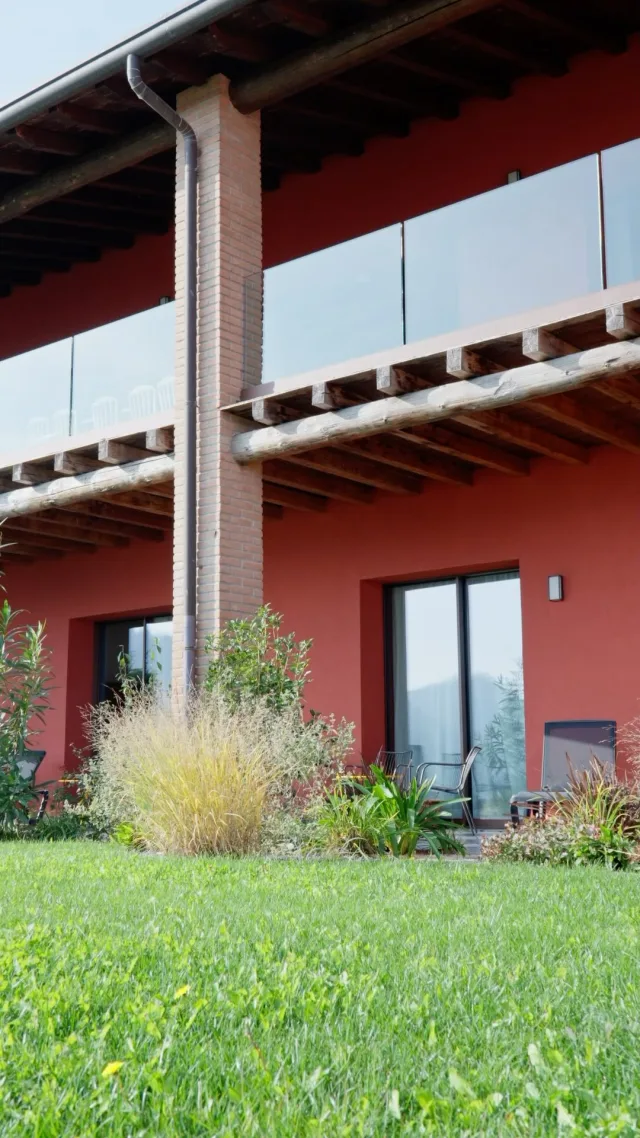 Il nostro Natale continua … 🎄

Dopo le feste natalizie, concediti un momento di relax a Podere Cavaga! ✨

Rilassati nella nostra struttura immersa nella natura, dove ogni angolo invita a prendersi una pausa. 
Approfitta dei giorni che seguono il Natale per goderti i nostri vini pregiati e i prodotti artigianali che raccontano la tradizione del nostro territorio 🍃

Vieni a scoprire il calore della nostra ospitalità, tra degustazioni e il piacere di una cucina che sa di genuinità. 🌿 

Prenota il tuo soggiorno o una visita e lasciati coccolare dai nostri servizi, il perfetto equilibrio tra relax e scoperta. 
Ti aspettiamo per un fine anno all’insegna della tranquillità e dei sapori autentici! 🍇 

#poderecavaga #RelaxDopoNatale #Vini #Natura #Tradizione #NataleInVino #winelovers