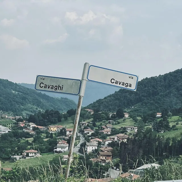 Cos’è Podere Cavaga? ✨

Una realtà agricola vitivinicola unica ed esclusiva, ubicata tra le colline della parte sud del Lago di Iseo, immersa nella natura tra vitigni prosperosi e un bosco che trabocca di magia ed energia positiva 🍃

Combina quattro anime diverse per dispensare a ospiti e visitatori, ai wine lovers d’Italia e del mondo intero, irripetibili momenti di benessere e di rigenerazione. 

Le gioie del buon bere con vini, bollicine ed elisir di altissima qualità, che in loco si delibano accompagnati da folgoranti intuizioni culinarie; il piacere dei prodotti di una campagna vera, genuina, a centimetro zero, le coccole di un’ospitalità che ti fa sentire casa tua, ma senza le pecche di casa tua grazie a una cura spasmodica del dettaglio. 🍇

E ancora una parata di experiences immersive, degustazioni dai format innovativi, eventi di ogni genere tutti però interpretati con rigoroso spirito agricolo e senso dell’heritage, soste e percorsi di Forest Therapy a tu per tu con la Natura. 🌿

#poderecavaga